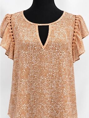 Zenobia Tan and White Printed Flutter Sleeve Top with Keyhole